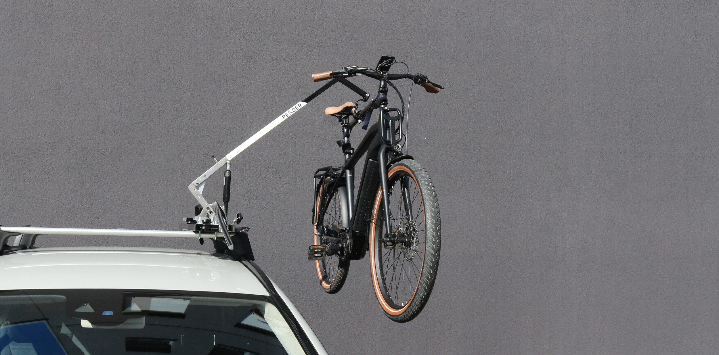 Pender hydraulic ebike lift hoists bikes onto car roof in seconds